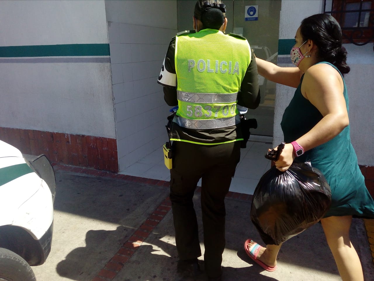 policÍa ayudo en el parto de mujer en plena cancha la voz del norte